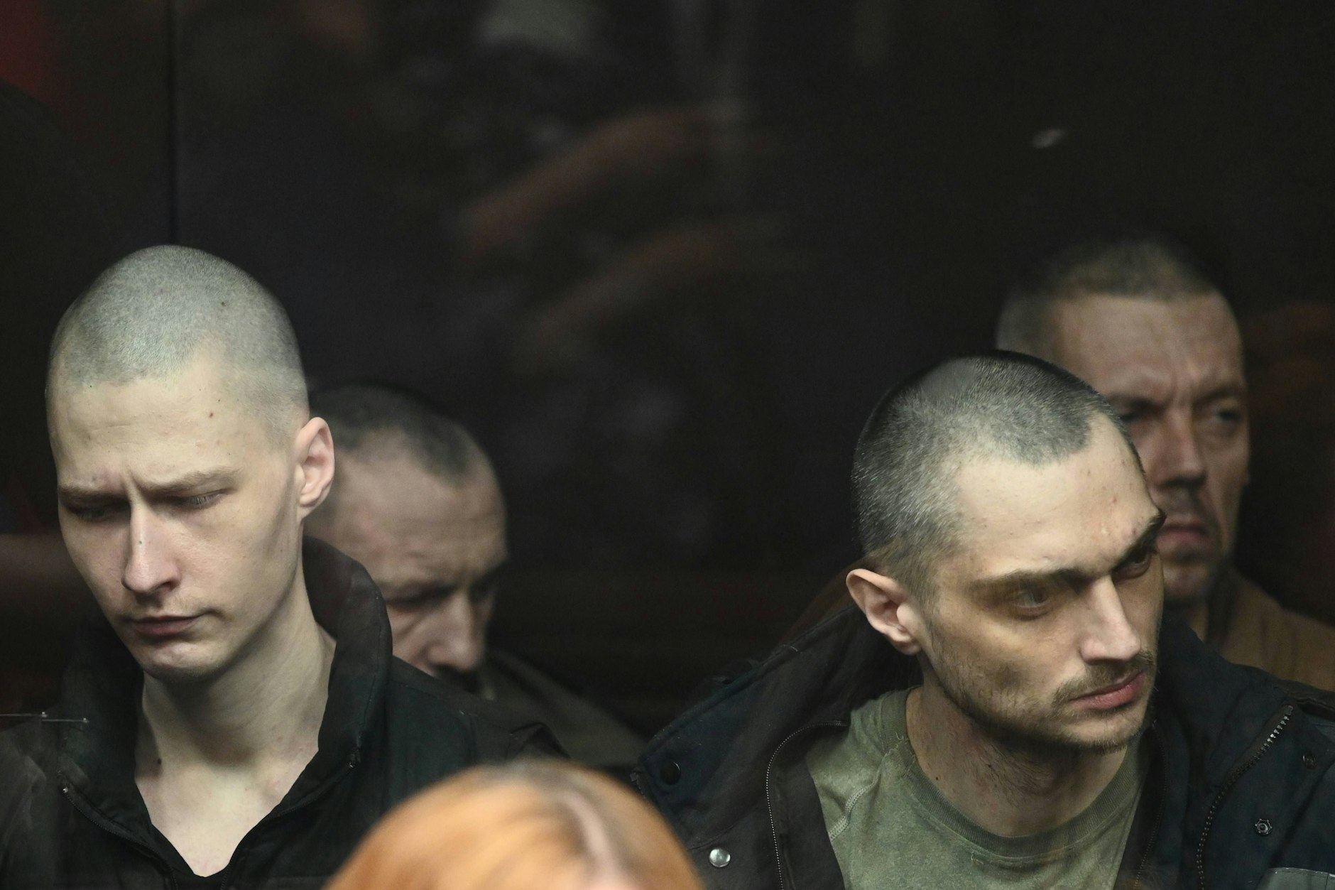 Ausgemergelte, bleiche Männer des Asow-Regiments vor einem Militärgericht in Rostow am Don.