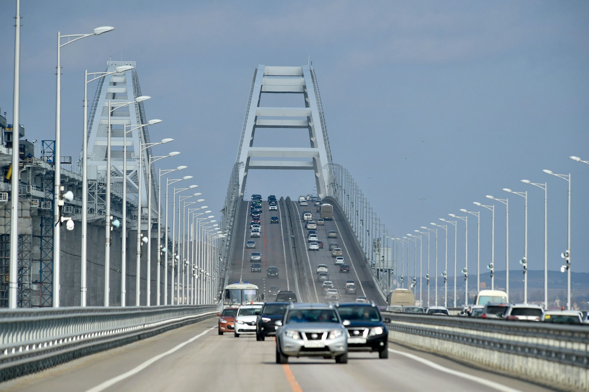 Fahrzeuge fahren über die Krim-Brücke, die das russische Festland und die Halbinsel Krim über die Meerenge von Kertsch verbindet.
