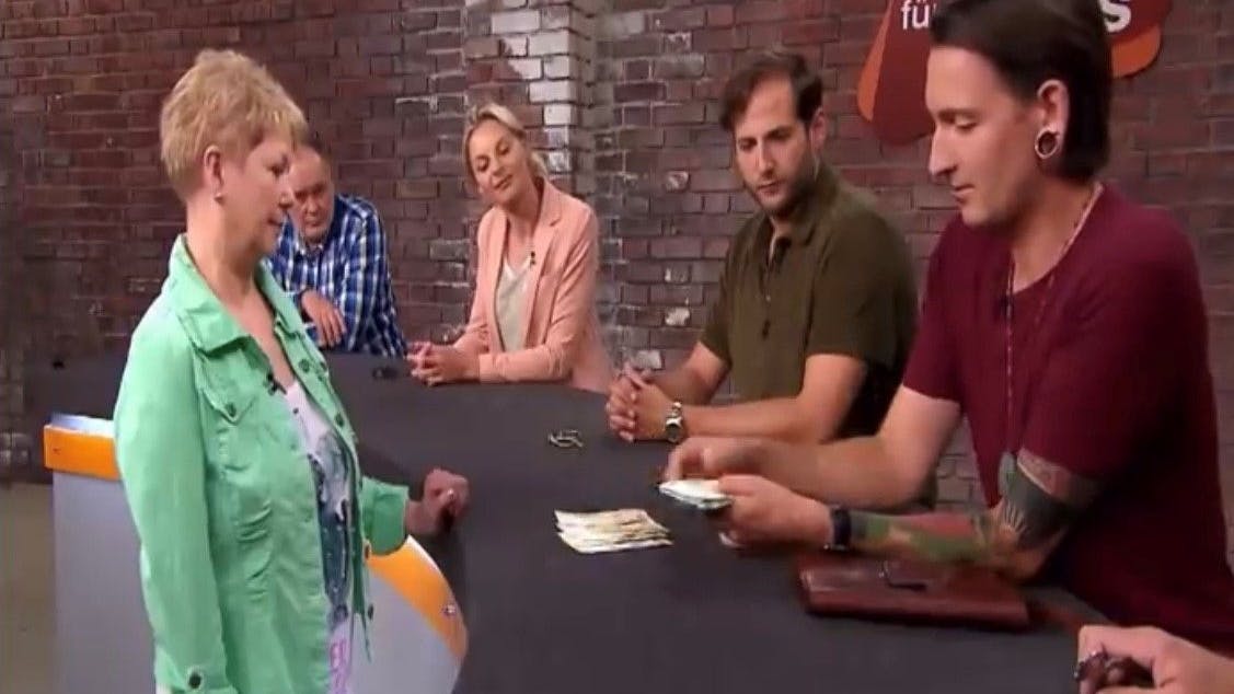 „Bares für Rares“-Händler Fabian Kahl kauft den Armreif für 2200 Euro.