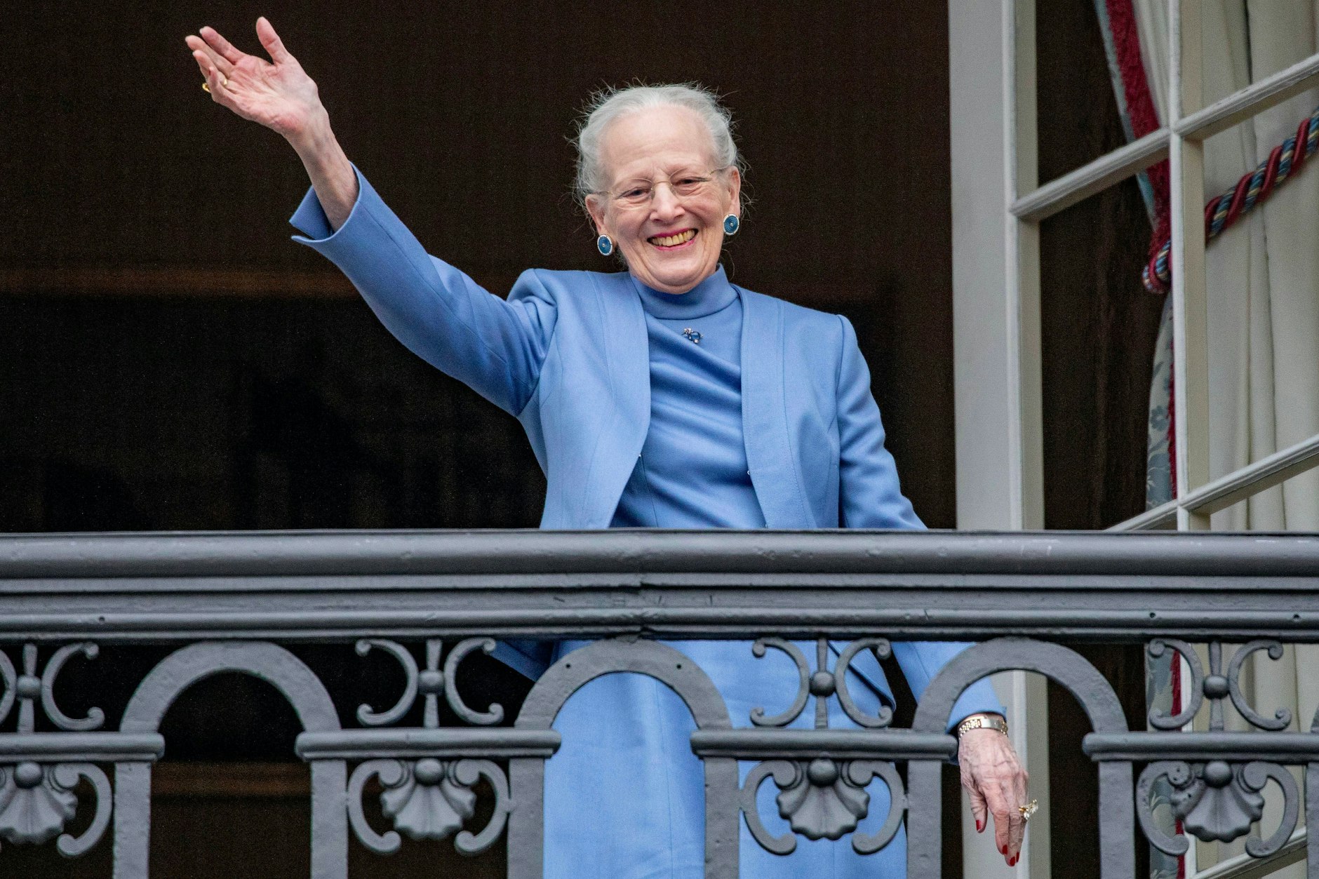 Bye, bye, Glimmstängel: Nach einer Rückenoperation reißt sich die Monarchin zusammen.