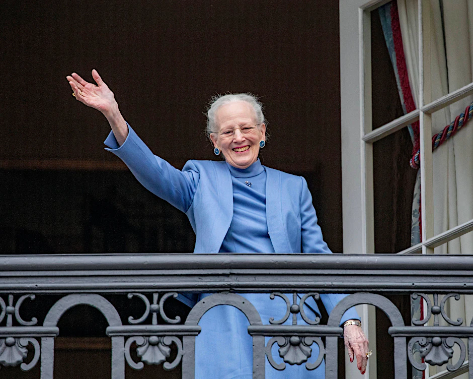 Bye, bye, Glimmstängel: Nach einer Rückenoperation reißt sich die Monarchin zusammen.