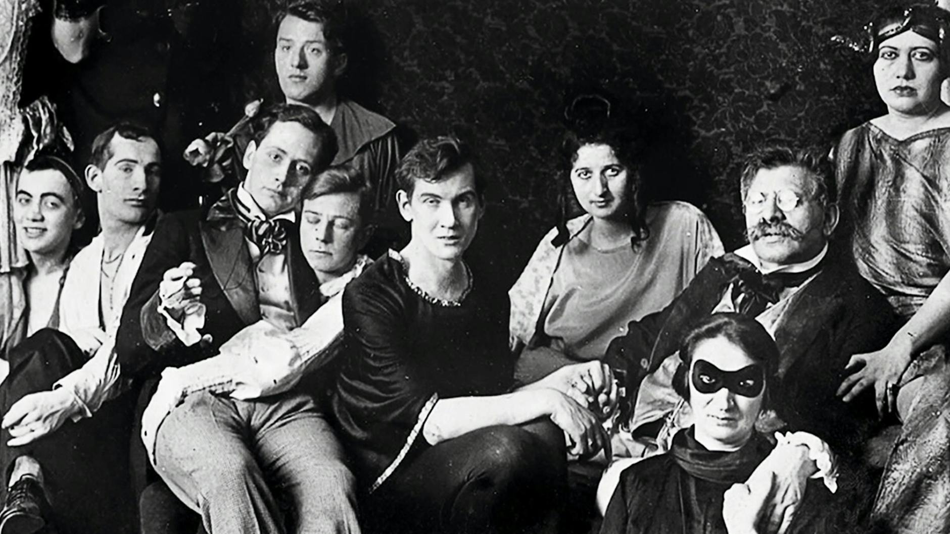 Kostümfest um 1920 am Institut für Sexualwissenschaft: Magnus Hirschfeld (mit Brille und Schnauzer) hält die Hand seines Lebenspartners Karl Giese.