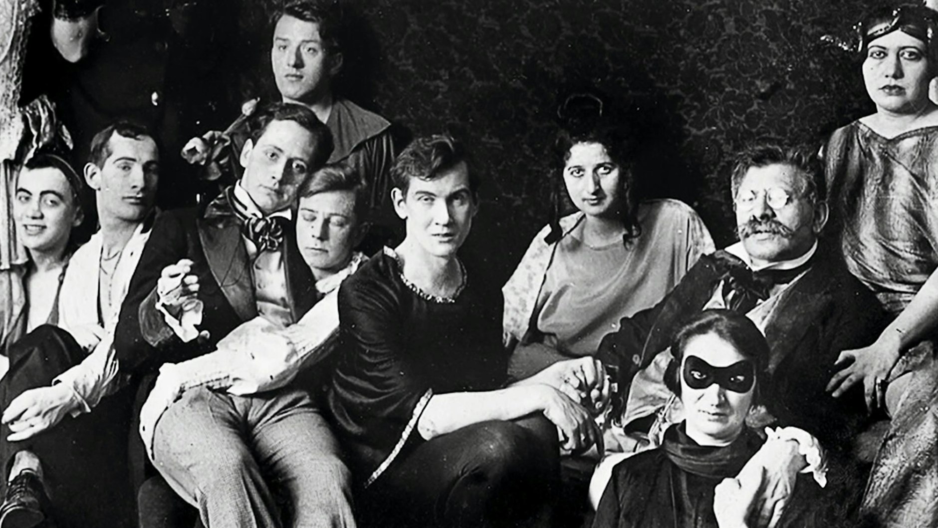 Kostümfest um 1920 am Institut für Sexualwissenschaft: Magnus Hirschfeld (mit Brille und Schnauzer) hält die Hand seines Lebenspartners Karl Giese.