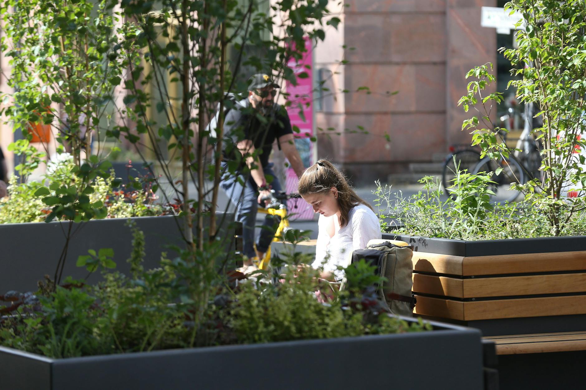 Noch stehen sie, die Pflanzkübel und Sitzbänke. Ende Juni sollen sie weggeräumt werden.