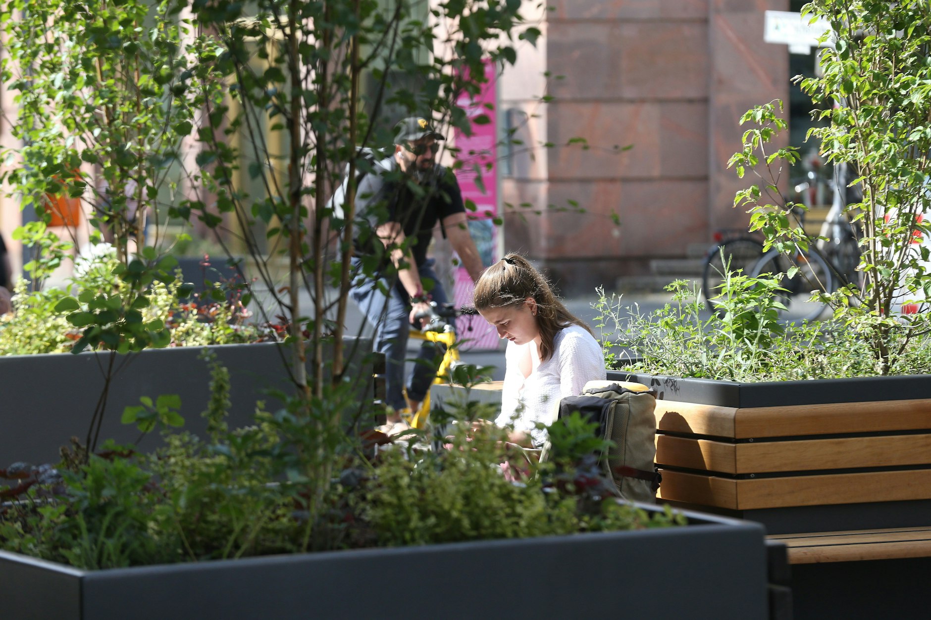 Noch stehen sie, die Pflanzkübel und Sitzbänke. Ende Juni sollen sie weggeräumt werden.