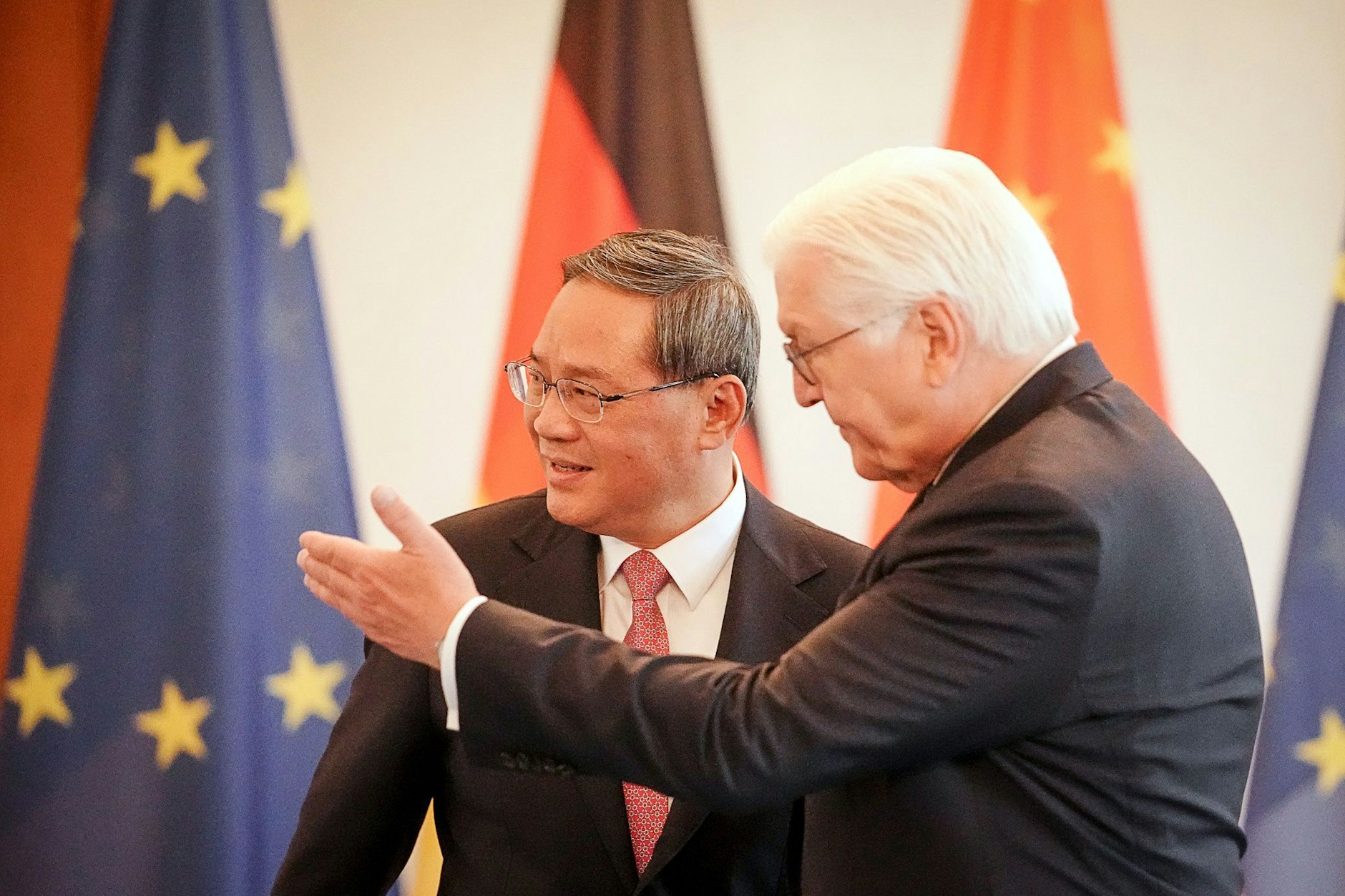 Bundespräsident Frank-Walter Steinmeier (r.) empfängt den chinesischen Ministerpräsidenten Li Qiang im Schloss Bellevue.&nbsp;