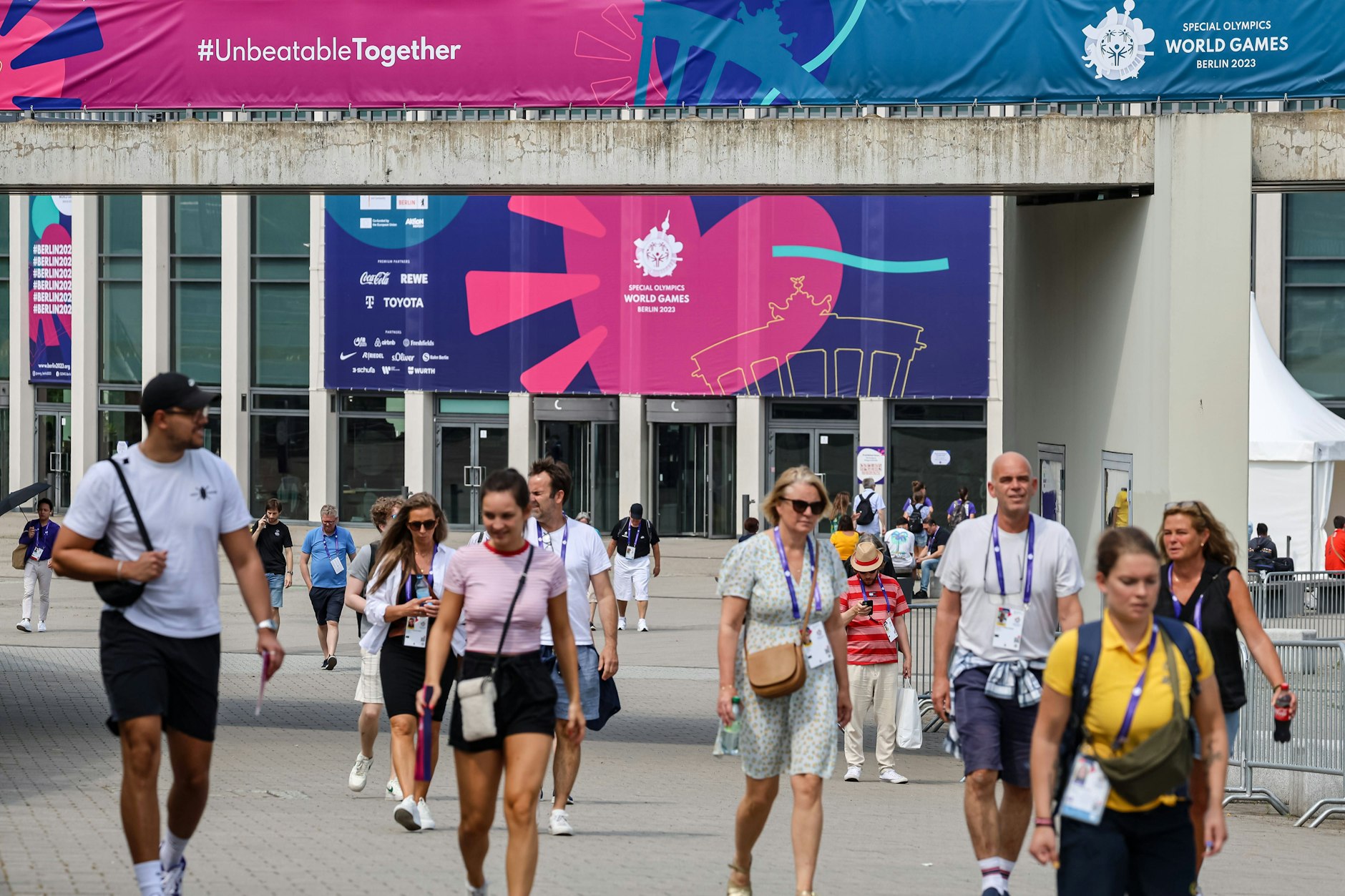 Besucher am dritten Tag der Special Olympics vor dem Eingang der Messe in Berlin