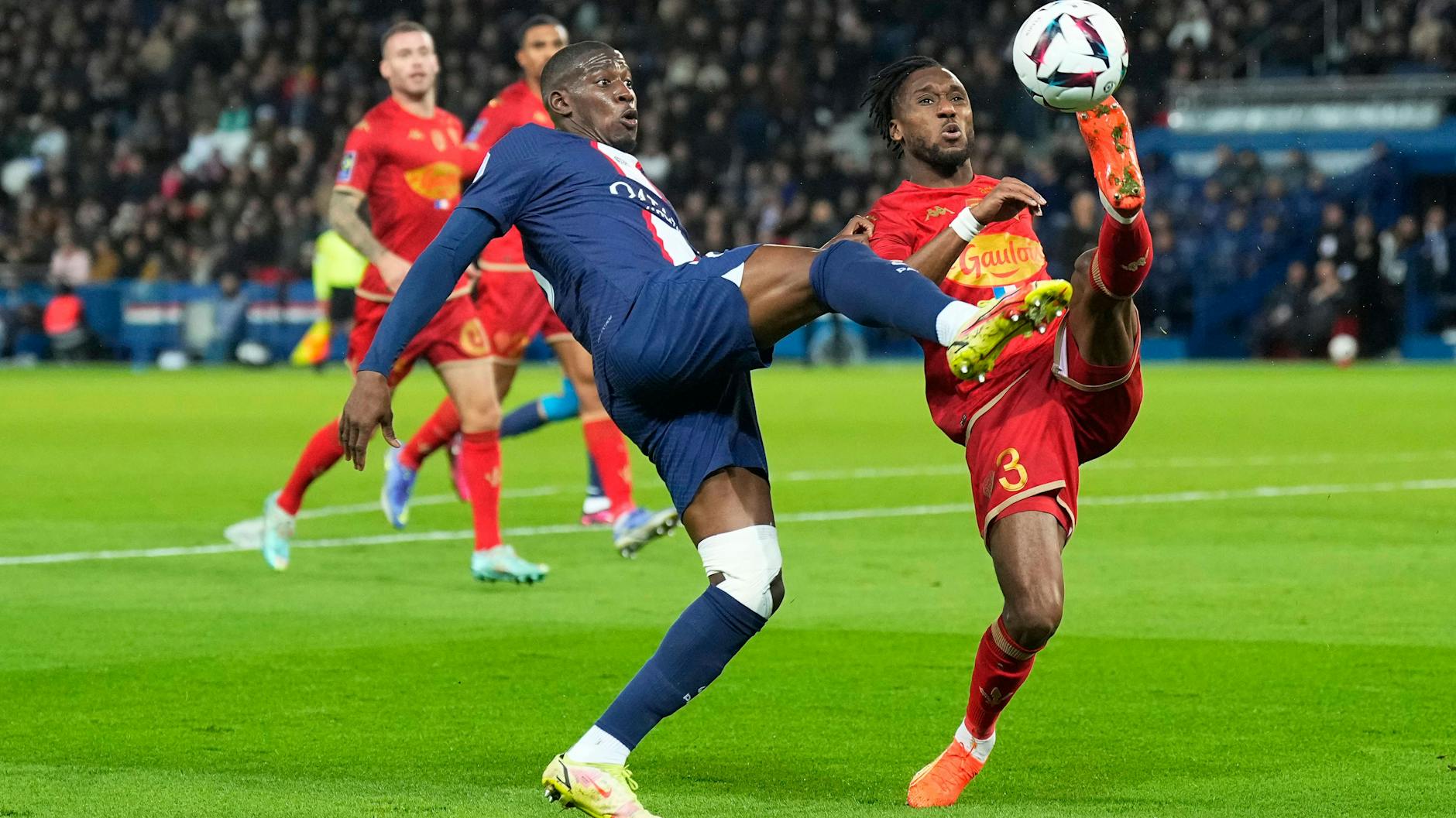 Souleyman Doumbia (r.) kocht im Trikot von SCO Angers gegen Paris SG den Ex-Leipziger Nordi Mukiele ab.