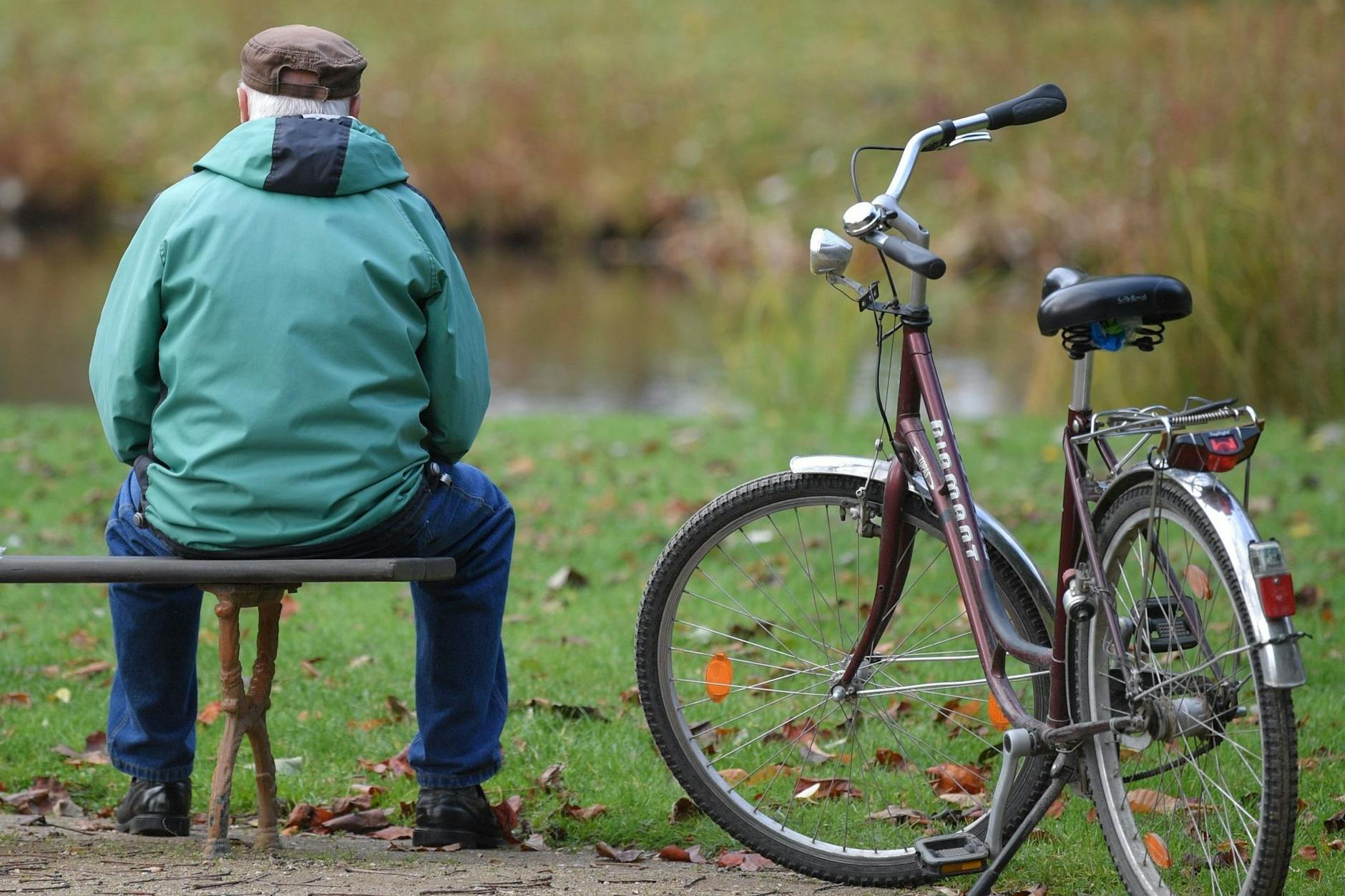 Ein Rentner auf einer Parkbank: Hat er die Angst vorm Alter überwunden?