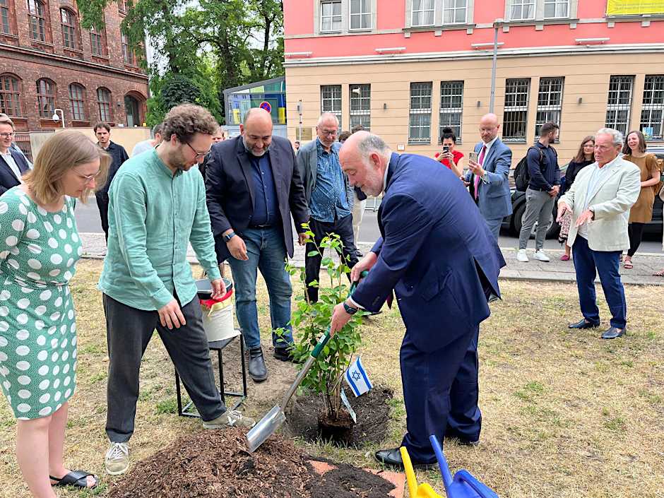 Der Botschafter Israels Ron Prosor (rechts) pflanzt gemeinsam mit Omid Nouripour einen Baum.