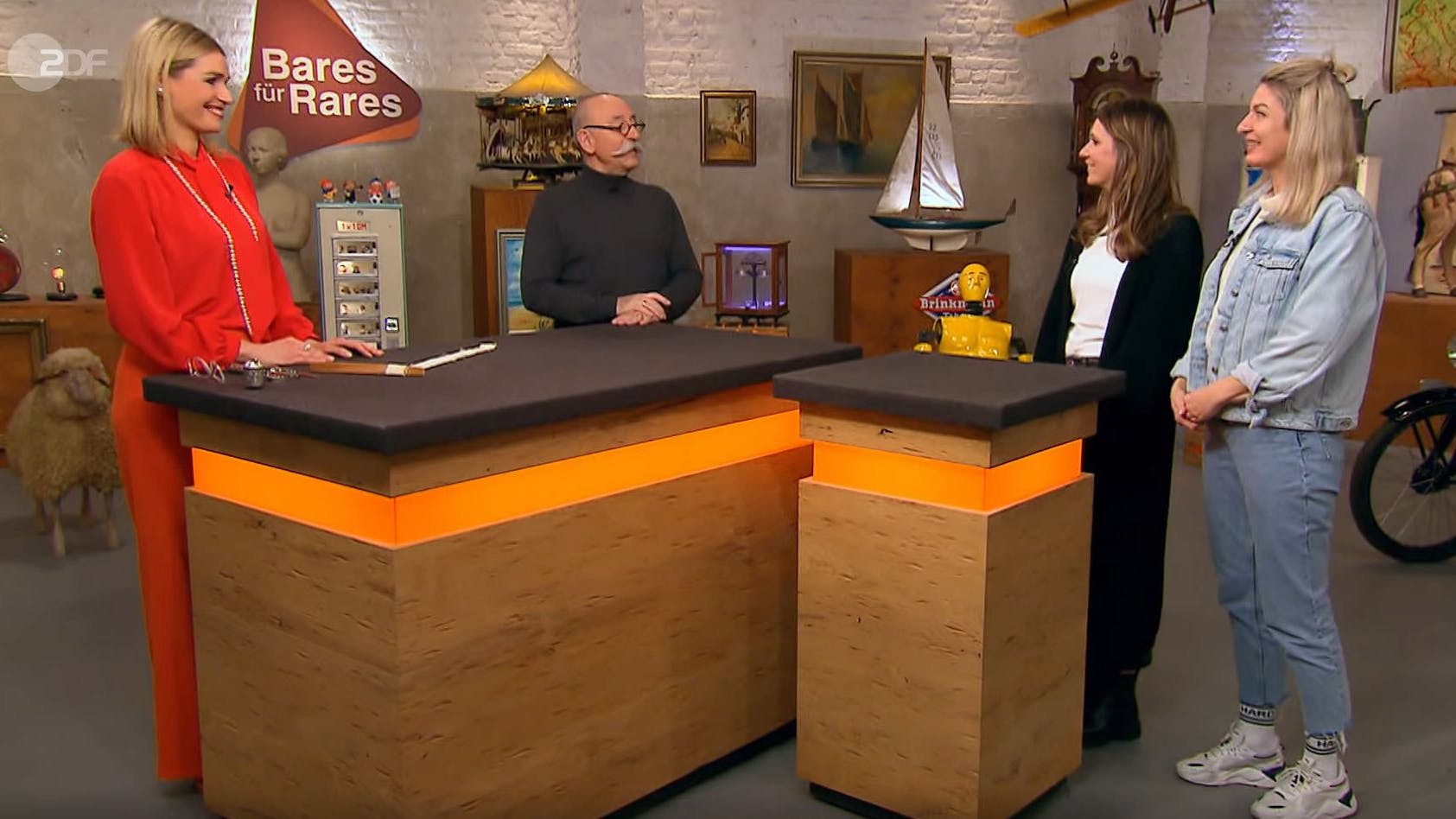 Nach einem krassen Bietergefecht bei „Bares für Rares“ wird sich die Urlaubskasse der Schwestern Hannah und Sarah (r.) füllen.