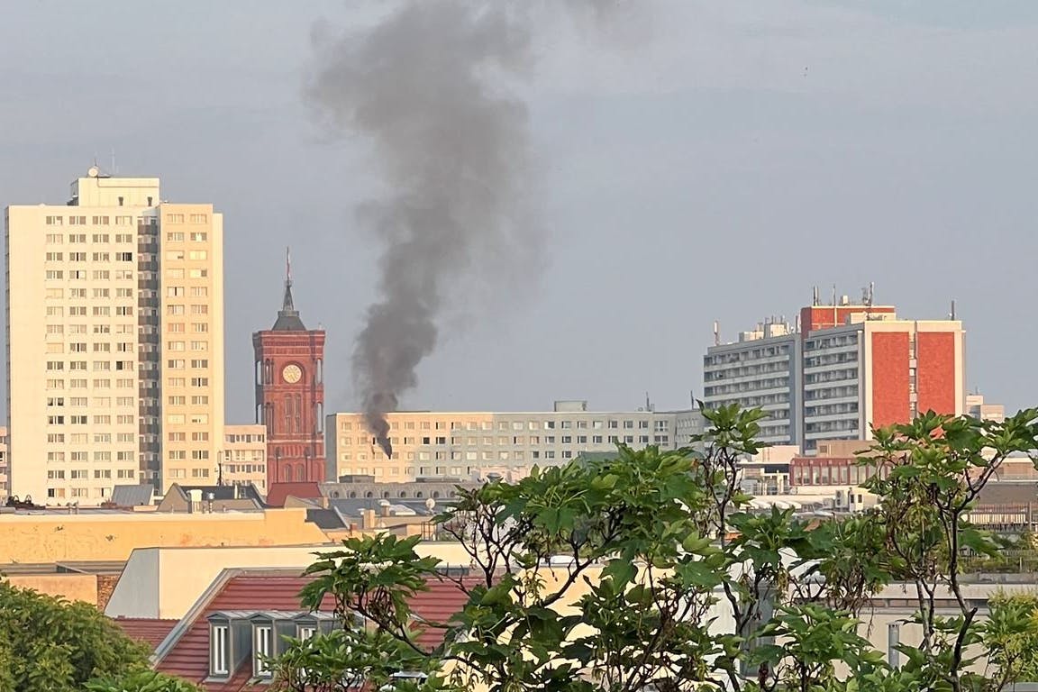 Eine Rauchwolke steigt aus dem zehnten Obergeschoss einer Wohnung in Berlin-Mitte.
