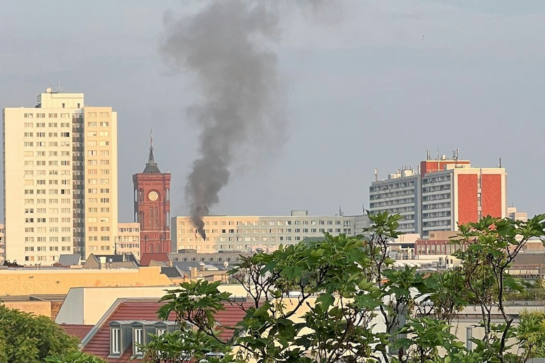 Eine Rauchwolke steigt aus dem zehnten Obergeschoss einer Wohnung in Berlin-Mitte.