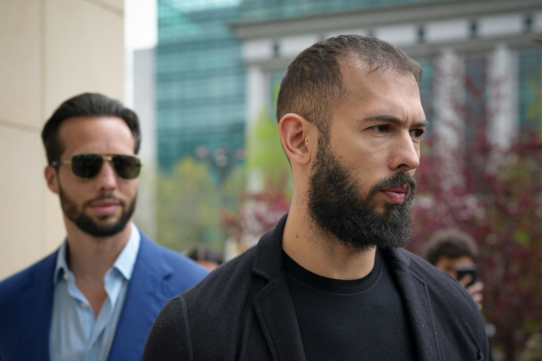 Andrew Tate (r.) und sein Bruder Tristan: Sie stehen nun in Rumänien vor Gericht. 