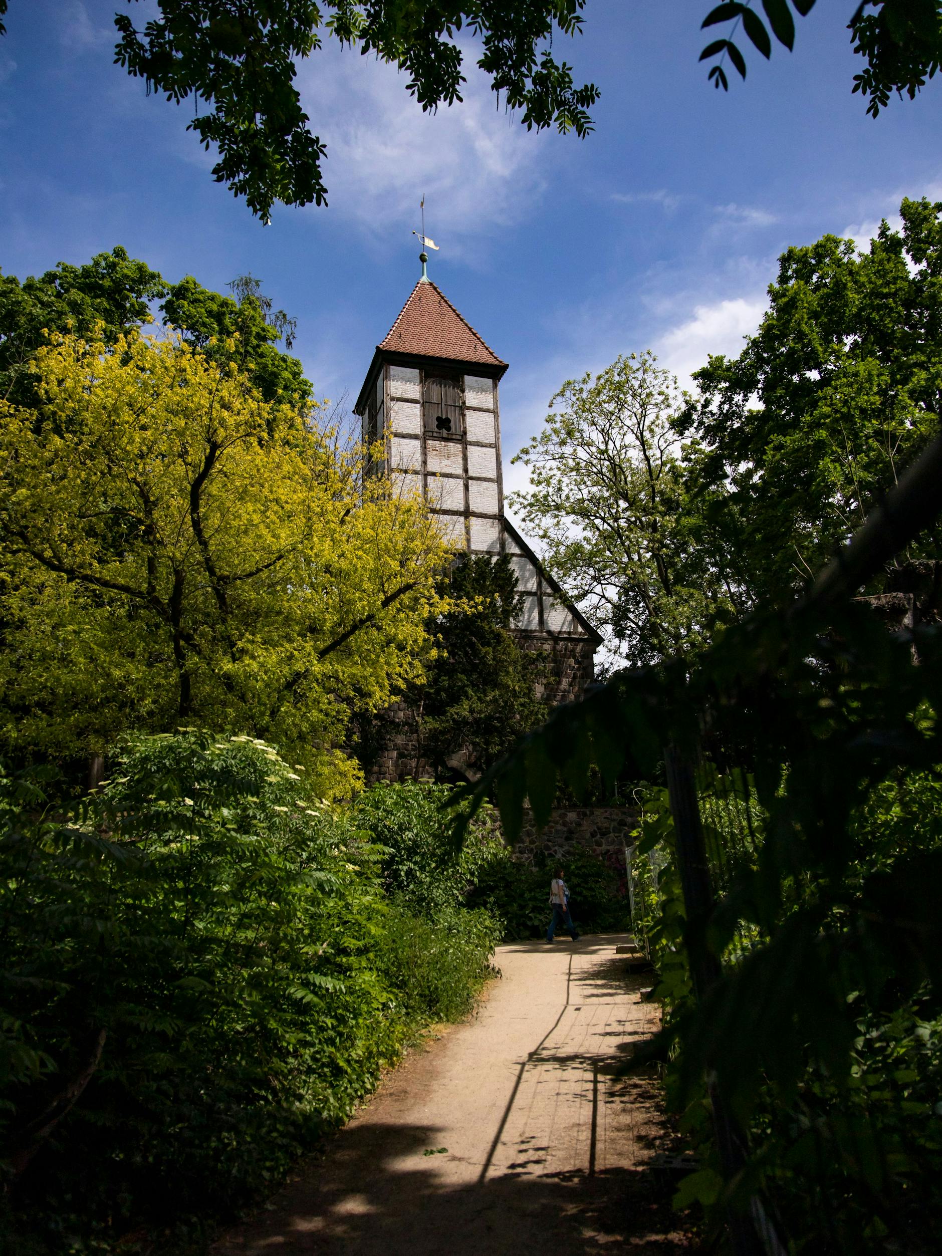 Alter Park in Tempelhof mit Blick auf der alten Dorfkirche in Berlin am 31. Mai 2023.