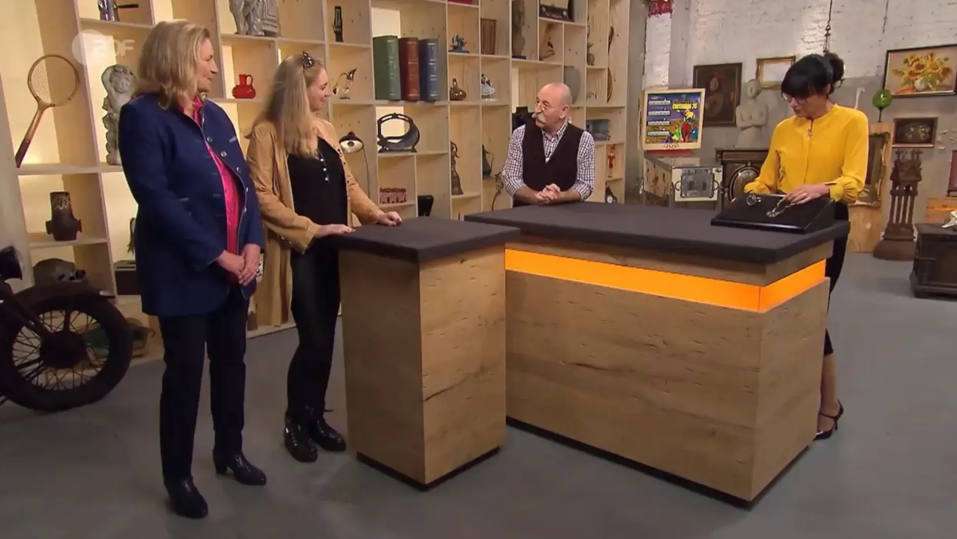 „Bares für Rares“-Expertin Dr. Heide Rezepa-Zabel erklärt den galaktischen Schmuck.