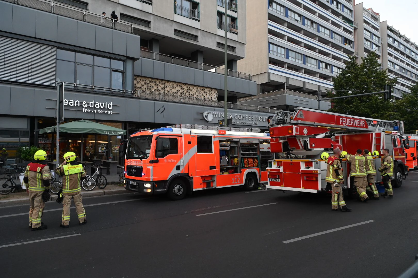 Mehr als 40 Einsatzkräfte der Feuerwehr waren an der Einsatzstelle.&nbsp;