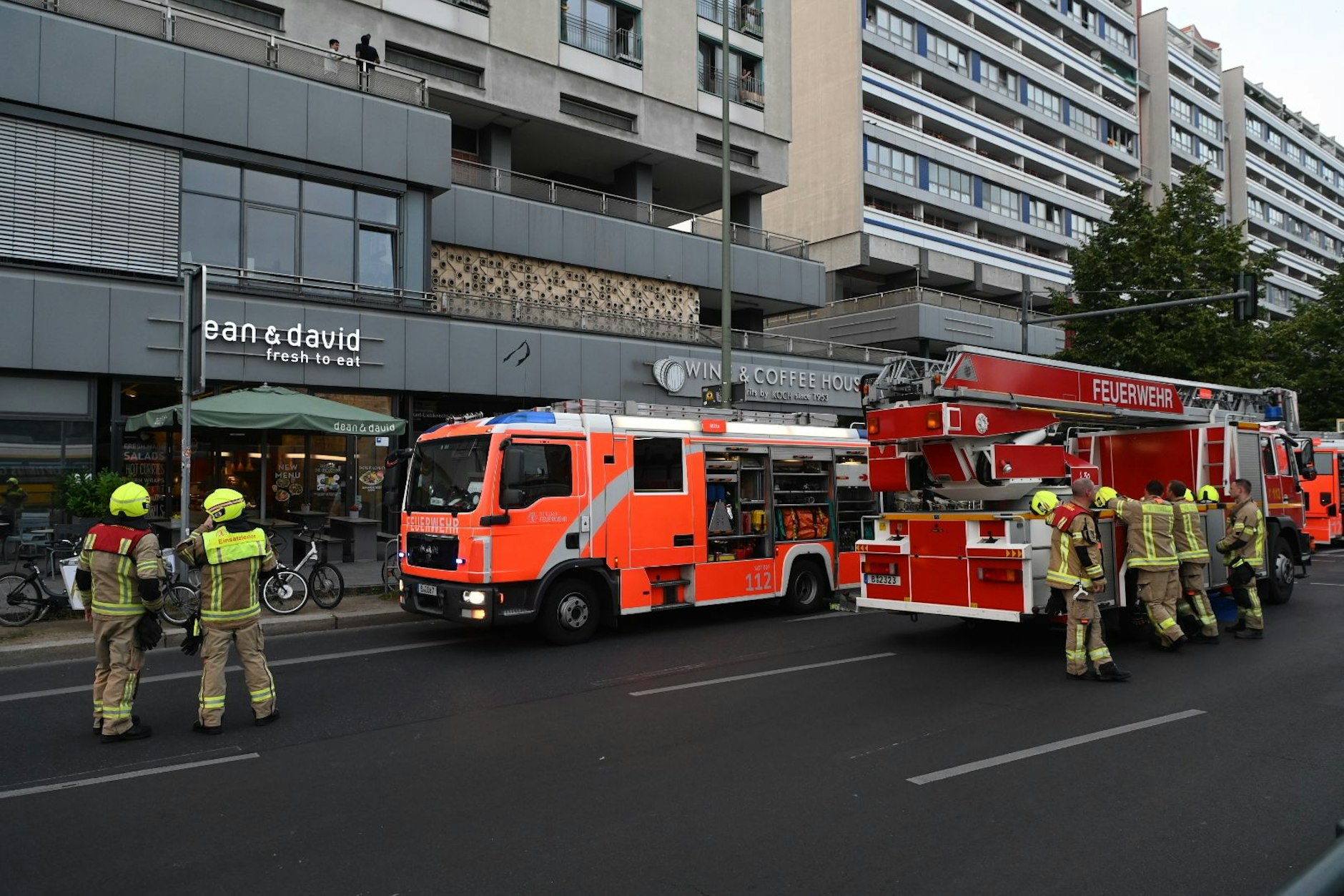 Mehr als 40 Einsatzkräfte der Feuerwehr waren an der Einsatzstelle.&nbsp;
