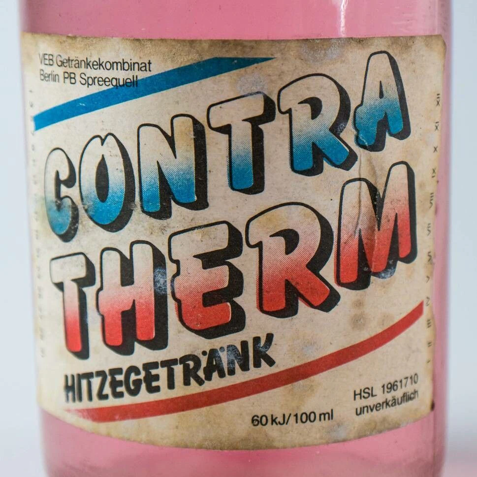 Das Etikett verrät: Die Limonade Contratherm wurde im VEB Getränkekombinat Berlin PB Spreequell  hergestellt.