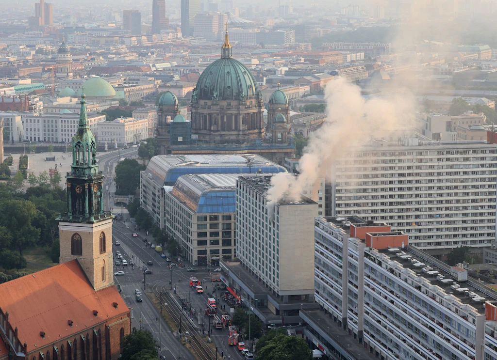 Rauchsäule über Berlin-Mitte: Sanitäter retten Mann aus brennendem Hochhaus