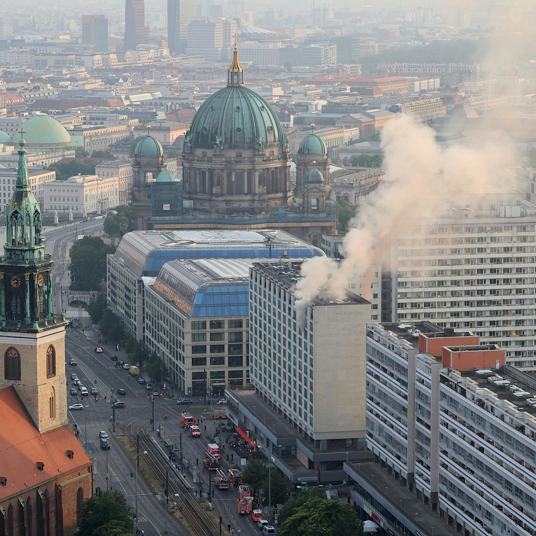 Rauchsäule über Berlin-Mitte: Sanitäter retten Mann aus brennendem Hochhaus