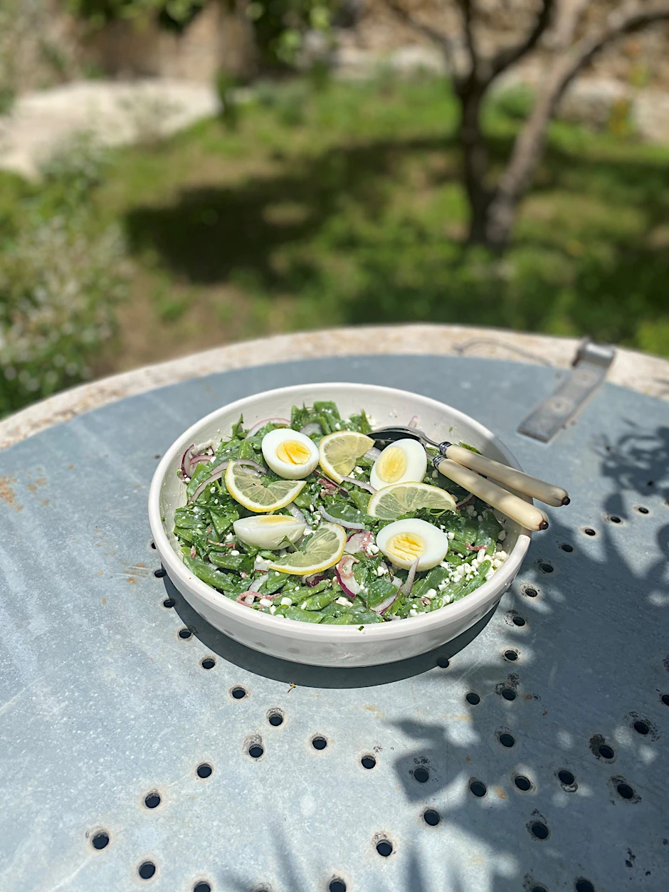 Brechbohnensalat mit Cottage-Cheese, einer Speck-Zwiebel-Vinaigrette und Gartenkräutern.