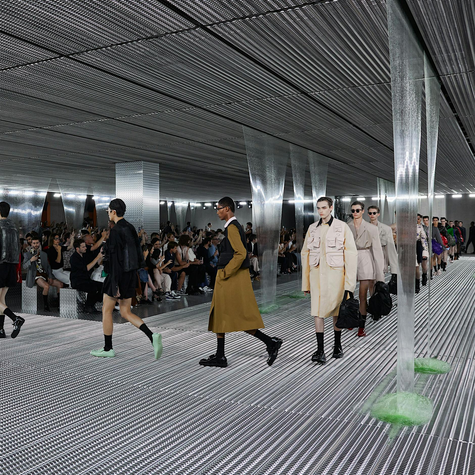 So war die Prada-Show auf der Milan Fashion Week: Alien-Schleim und scheinbar echter Ziegenpelz