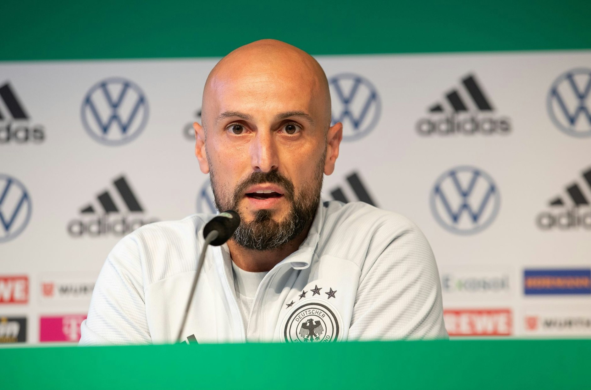 ARCHIV - Sucht seinen EM-Kapitän: U21-Coach Antonio Di Salvo.  