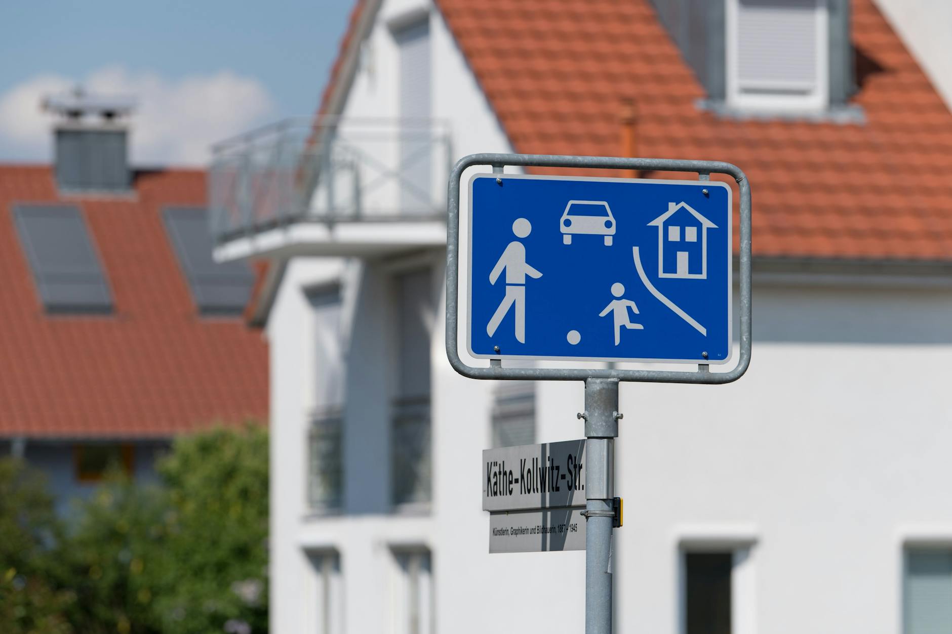 In Spielstraßen haben Kinder Vorrang, nicht Autos - in Berlin werden im Sommer temporäre Spielstraßen eingerichtet.