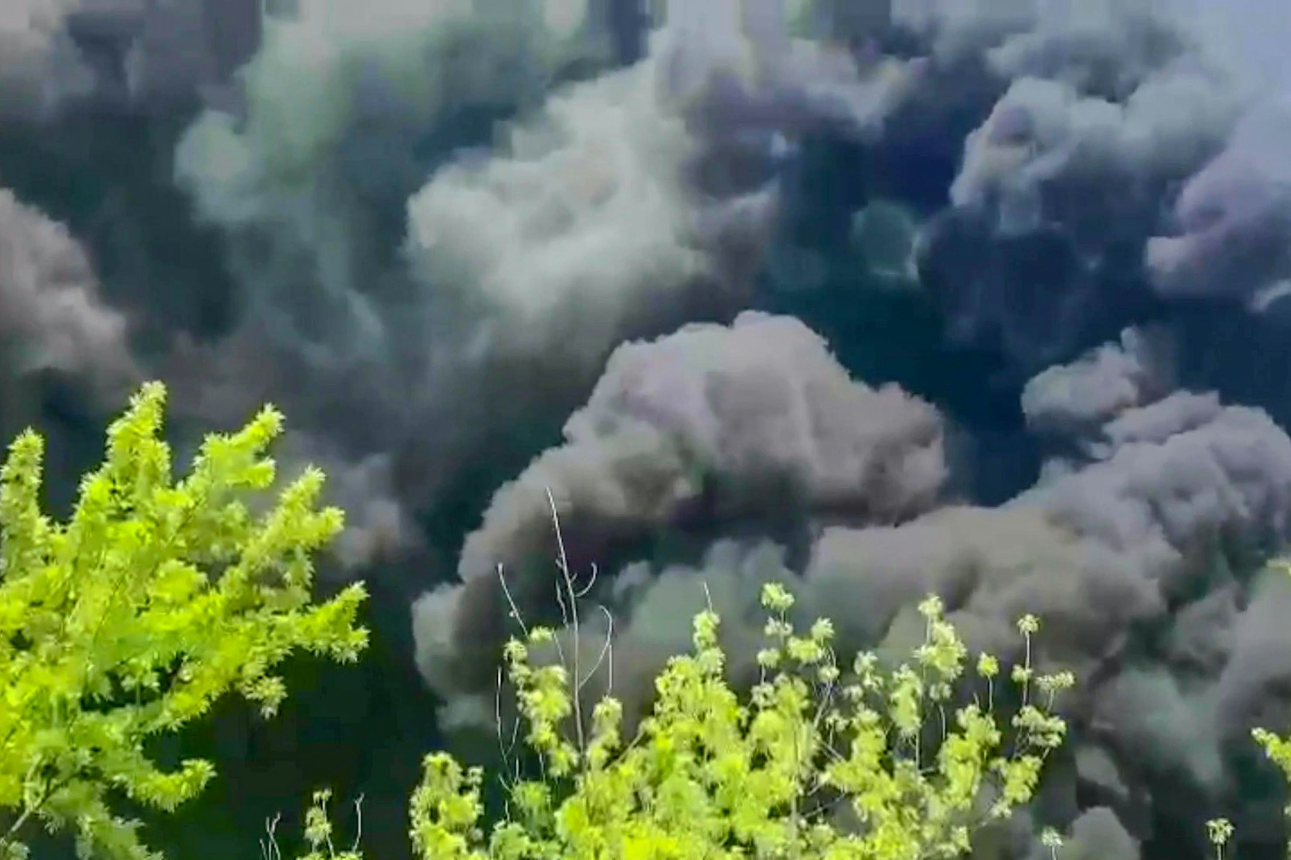 Die Rauchwolke des Brandes war riesig.