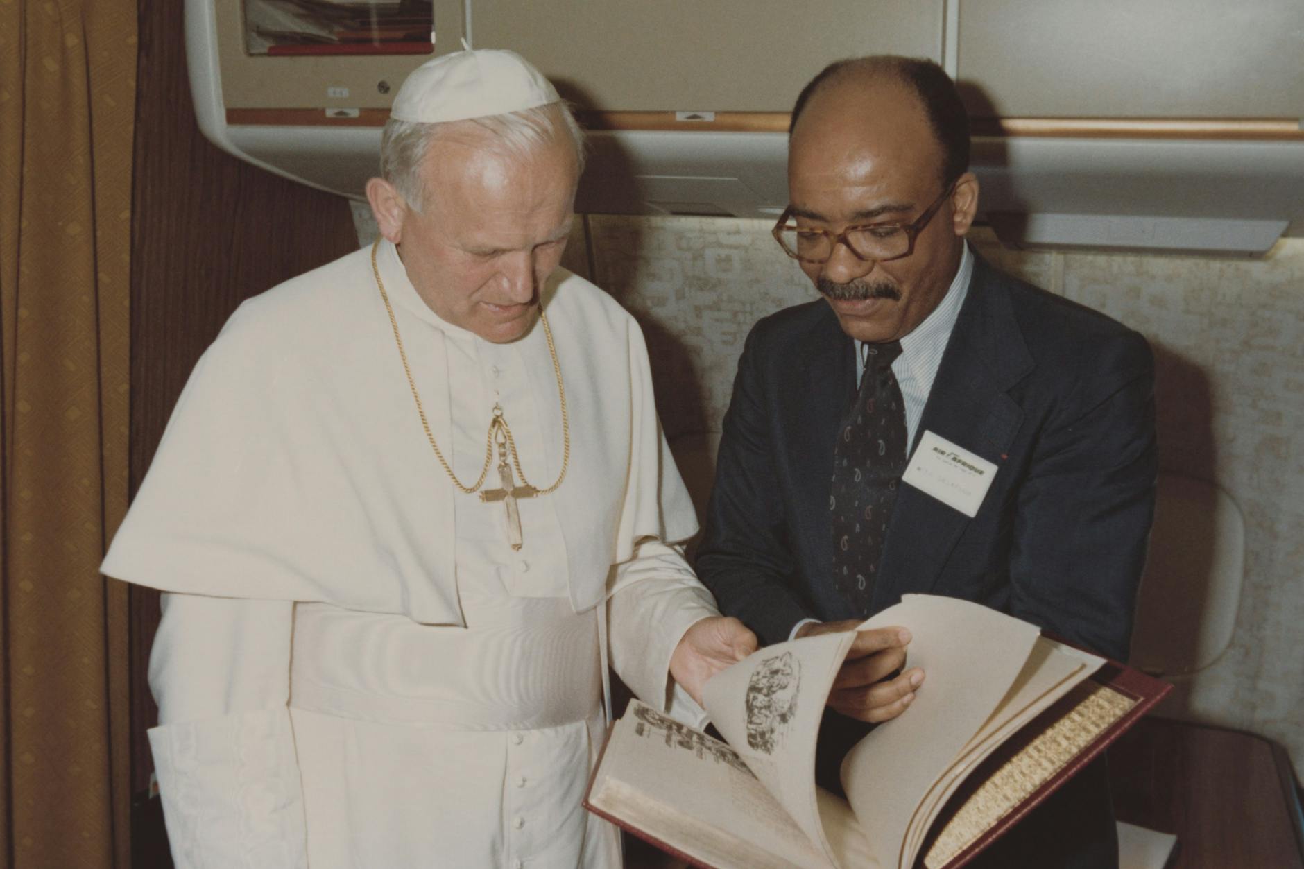 Auf gemeinsamer Reise im Jahre 1980: Papst Johannes Paul II. und Jean Claude Delafosse, internationaler Vertreter der Fluggesellschaft Air Afrique