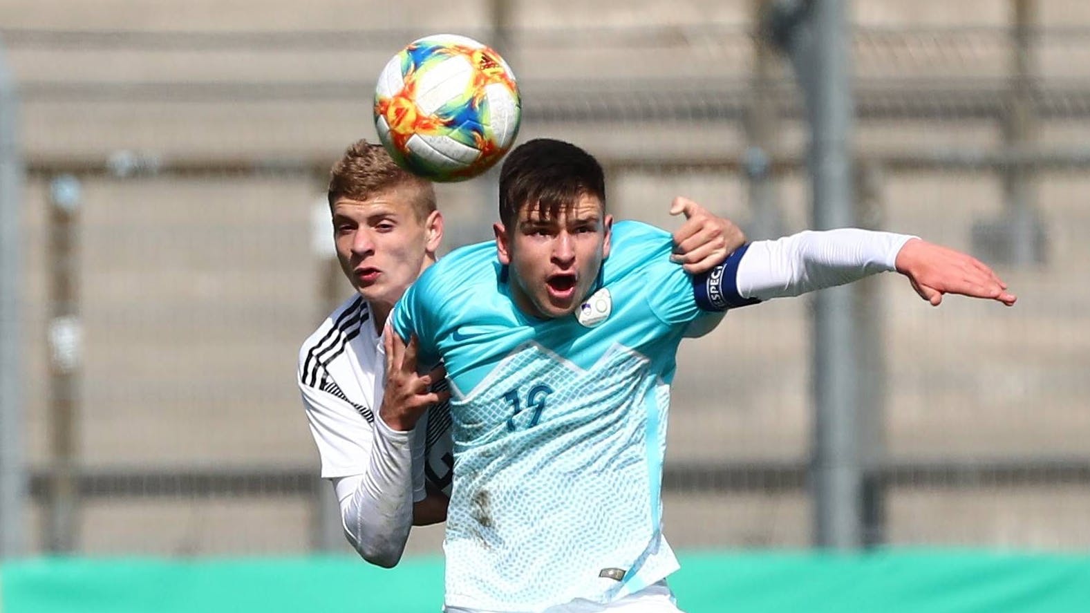 Zumindest ein Herthaner hatte schon hautnah Kontakt zu Zan Vipotnik (r.): Marton Dardai bearbeitet den Stürmer 2019 im EM-Qualifikationsspiel der U21.