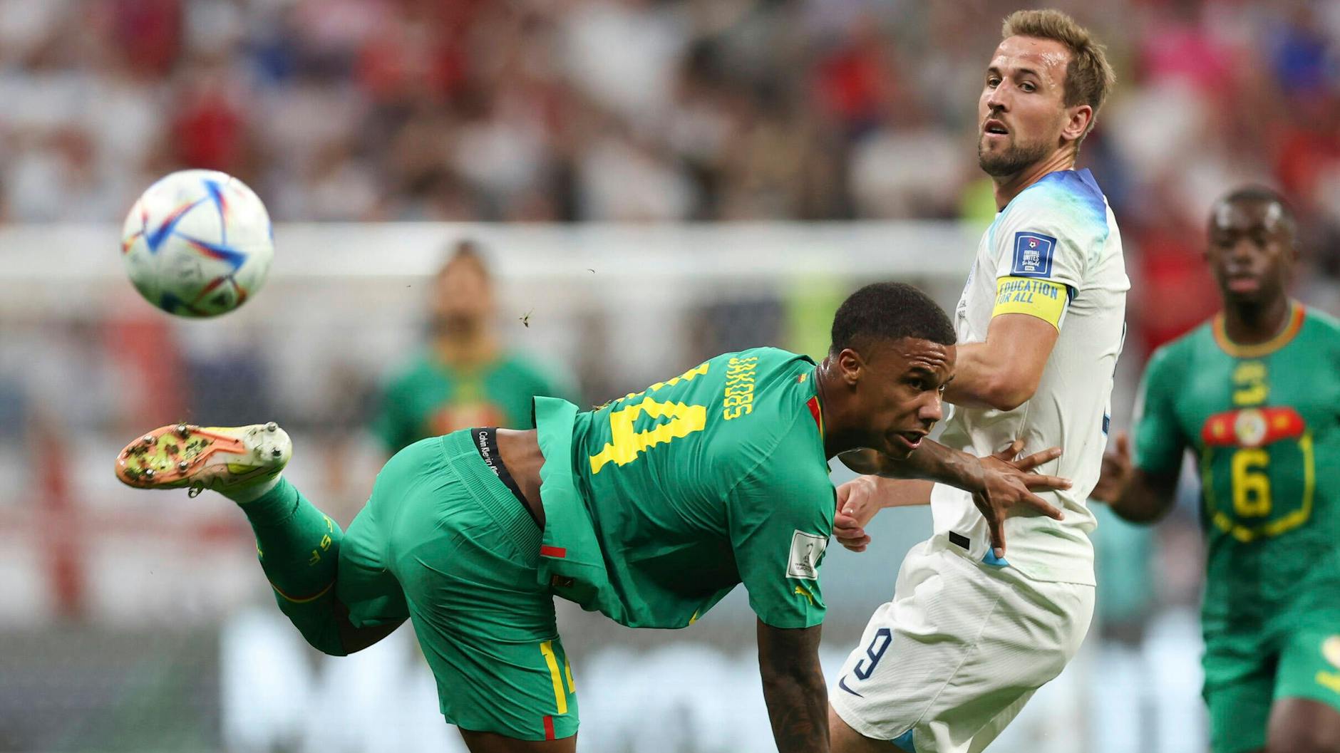 Ismail Jakobs bekam es im Achtelfinale der WM 2022 in Katar auch mal mit England-Star Harry Kane zu tun.