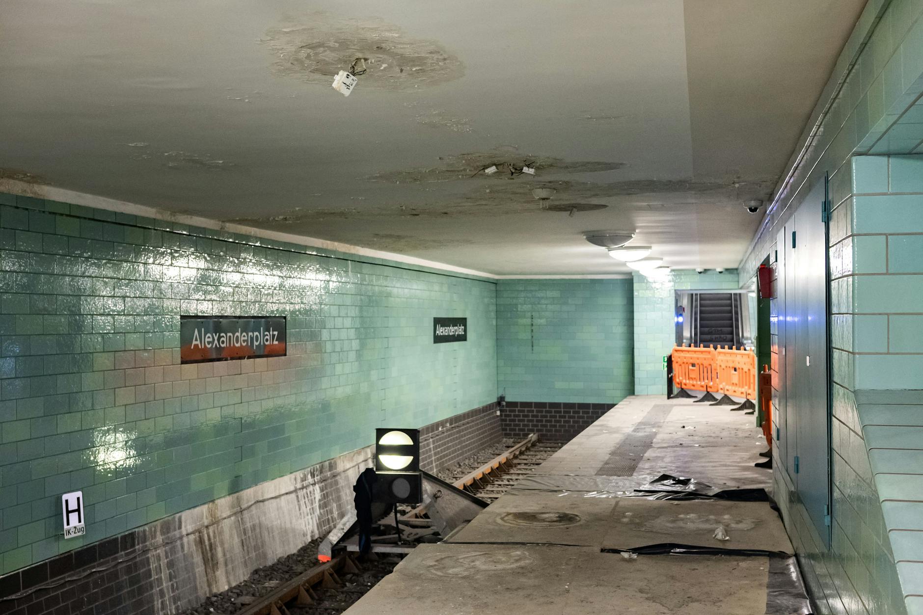 In der U5 unterm Alexanderplatz tropft es durch die Decke. Am nördlichen Ende des Bahnsteigs in Richtung Hauptbahnhof gibt es einen Wasserschaden. Das Gleis wird regulär nicht befahren.