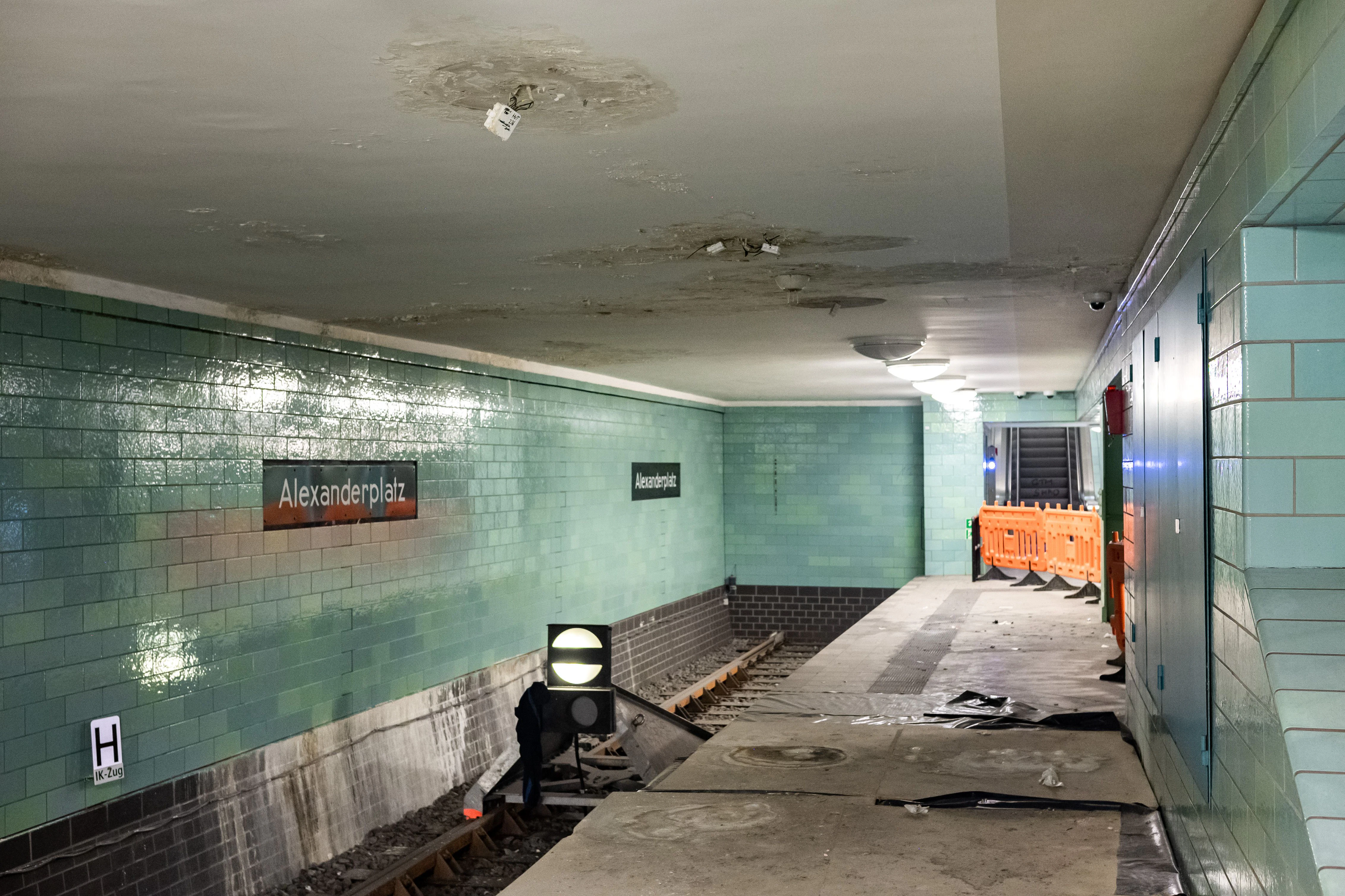 In der U5 unterm Alexanderplatz tropft es durch die Decke. Am nördlichen Ende des Bahnsteigs in Richtung Hauptbahnhof gibt es einen Wasserschaden. Das Gleis wird regulär nicht befahren.