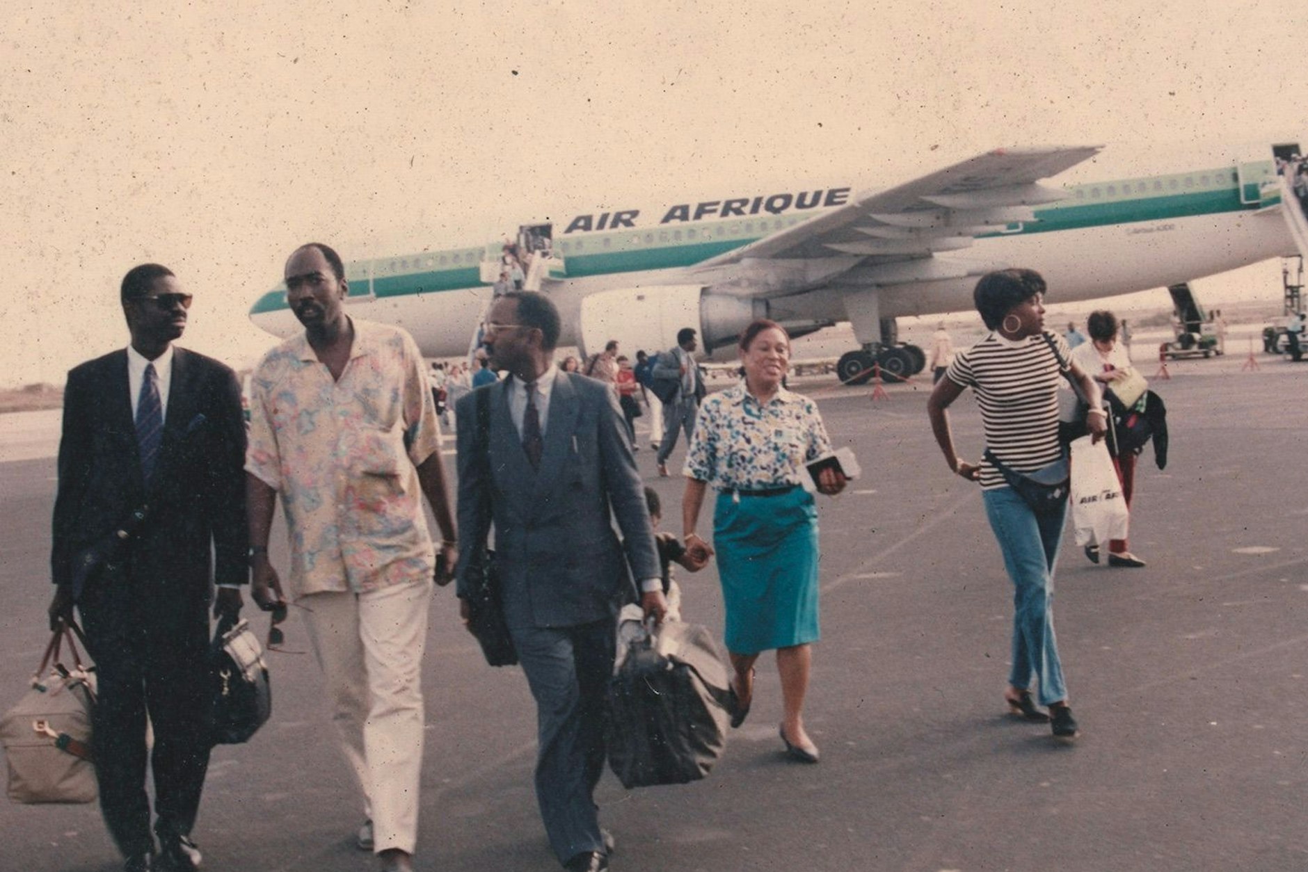 Eine stilvolle Fluggesellschaft bringt modische Passagiere mit sich.