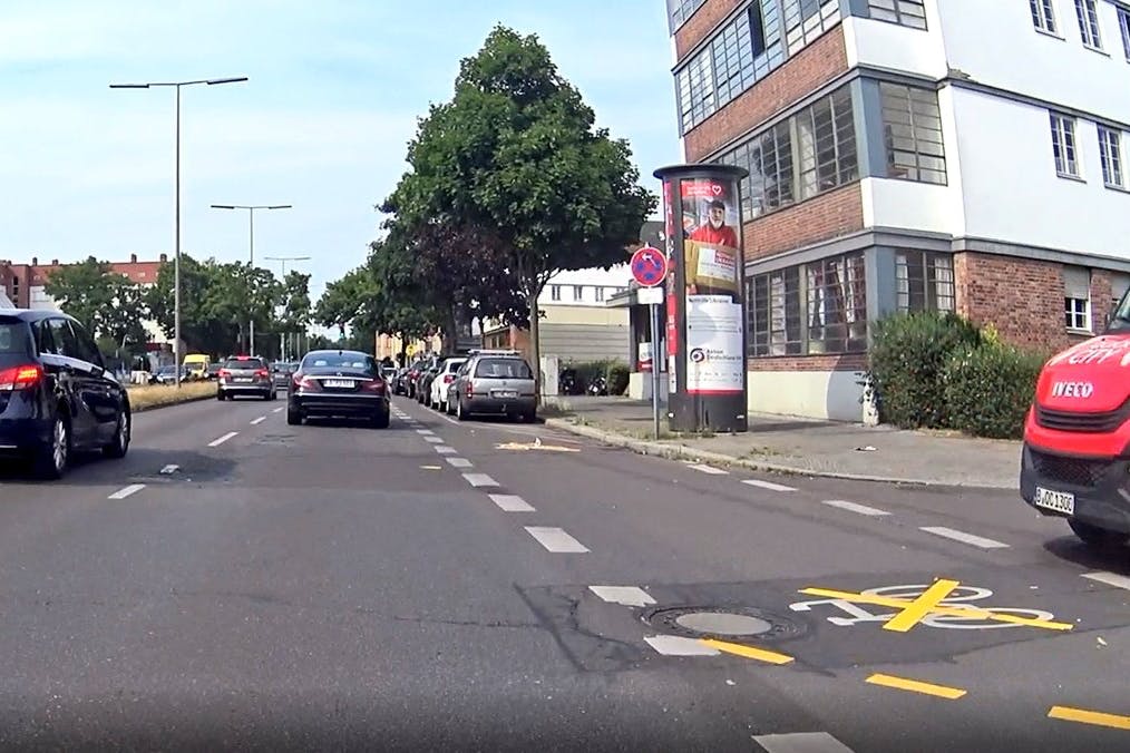 Durchgestrichene Fahrradsymbole in der Ollenhauerstraße. Hier wurde sieben Jahre nach dem Beschluss des Bezirksparlaments ein Radfahrstreifen markiert – doch er wird vorerst nicht für Radfahrer freigegeben.