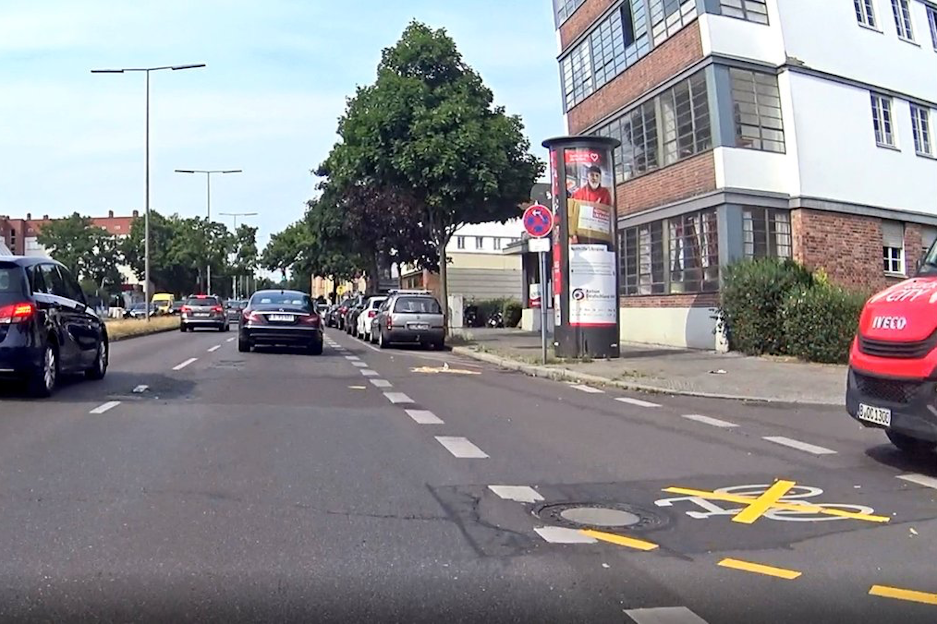 Durchgestrichene Fahrradsymbole in der Ollenhauerstraße. Hier wurde sieben Jahre nach dem Beschluss des Bezirksparlaments ein Radfahrstreifen markiert – doch er wird vorerst nicht für Radfahrer freigegeben.