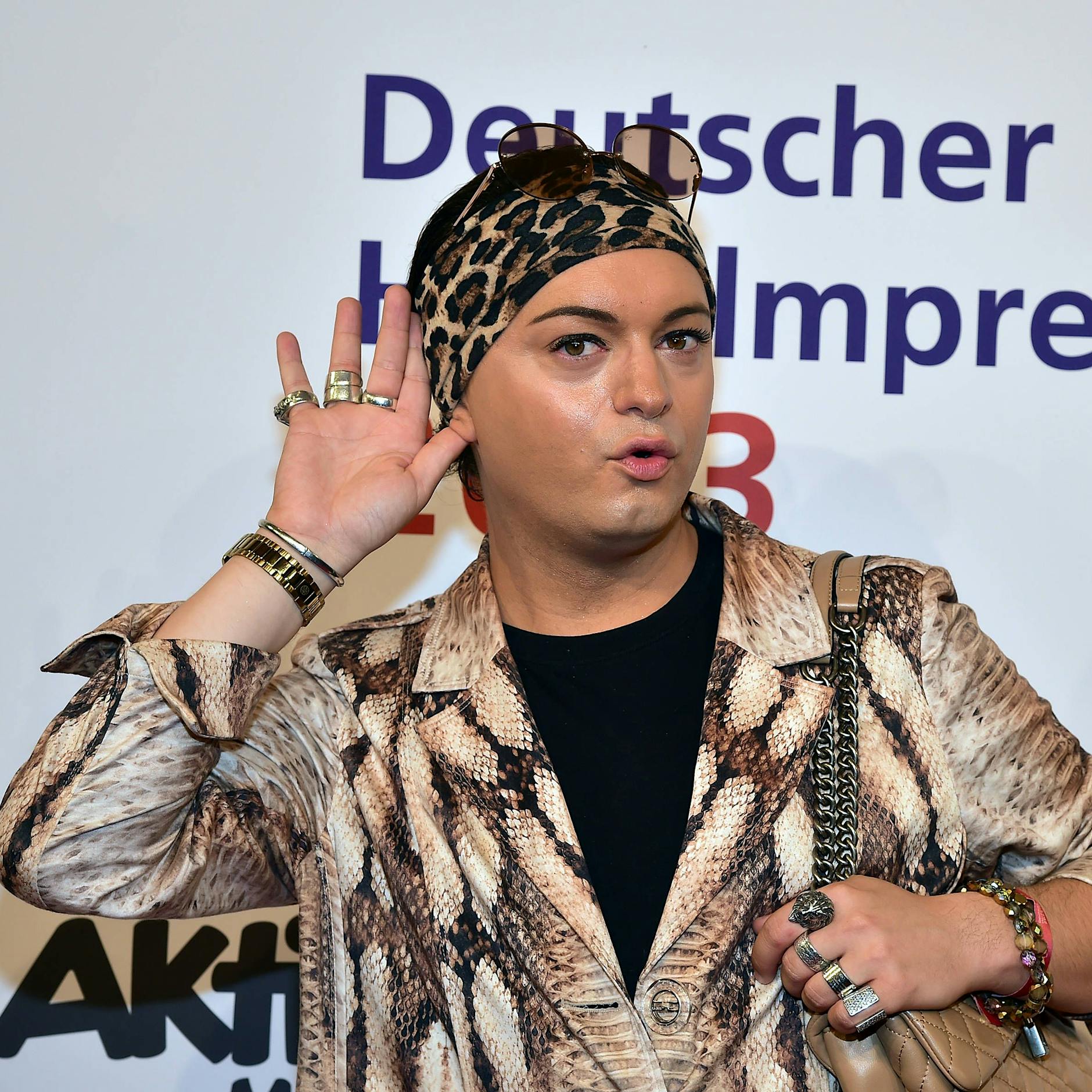 „Naked Attraction“-Star Julian F.M. Stoeckel bekommt was auf die Ohren