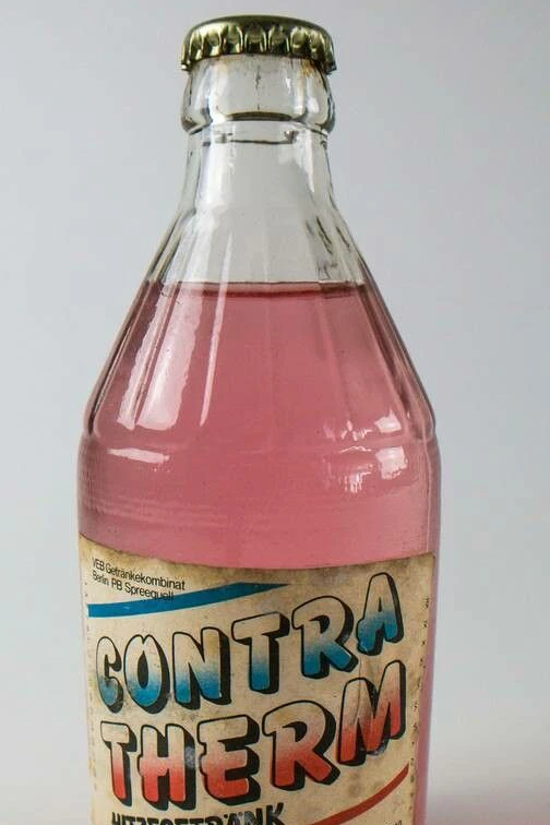 Die DDR-Limonade Contratherm war nicht frei verkäuflich, wurde von Betrieben an Hitze-Arbeiter verteilt.