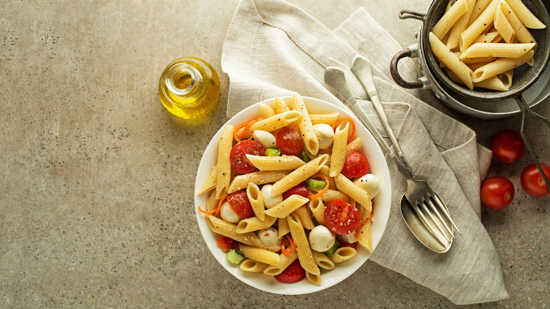 Den mediterranen Nudelsalat kann man statt mit Feta auch mit Mozzarella zubereiten.