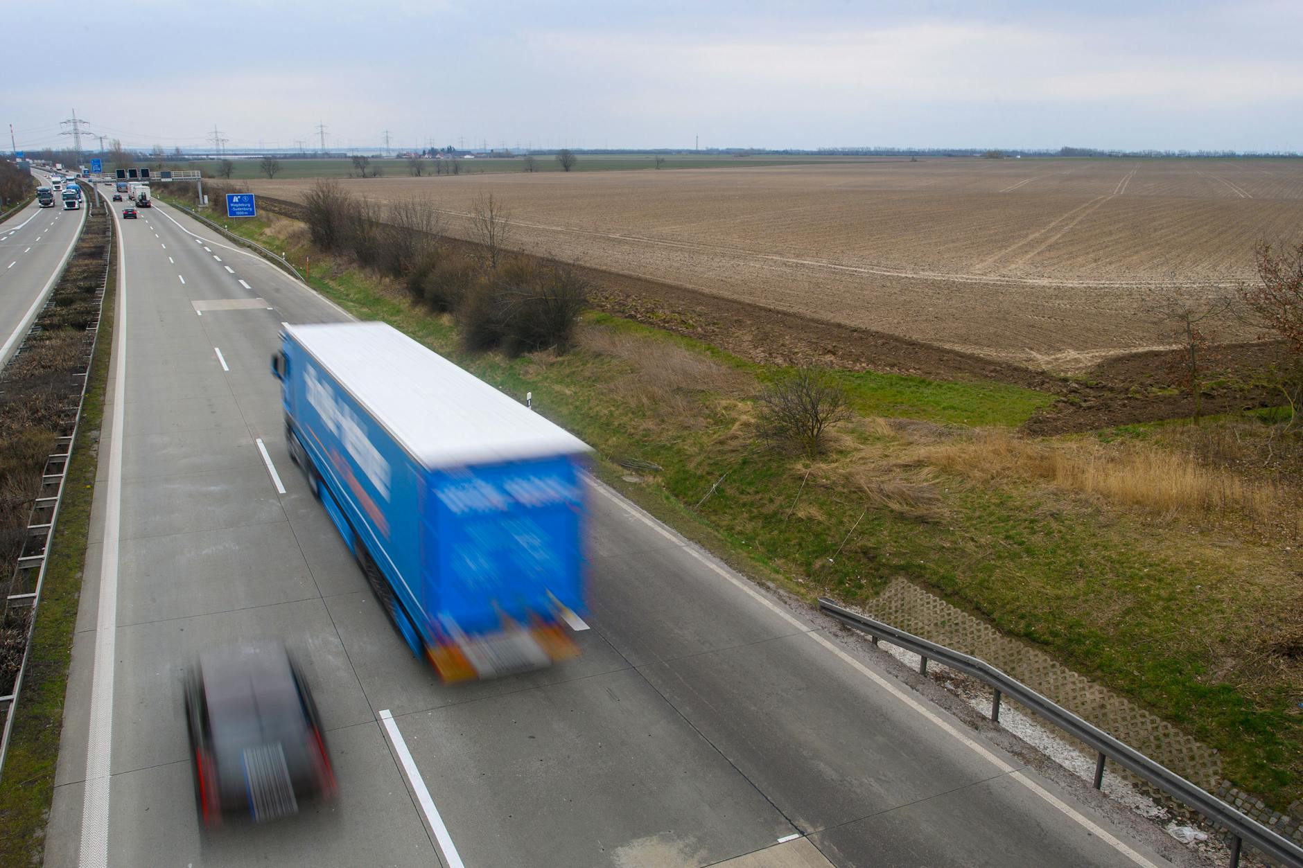 Das Areal an der Autobahn A14. Dort will der Chiphersteller Intel neue Halbleiter-Fabriken bauen.