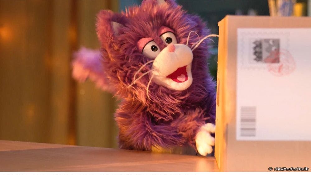 Die lila Katze MiWau ist der neue Star beim Sandmännchen.