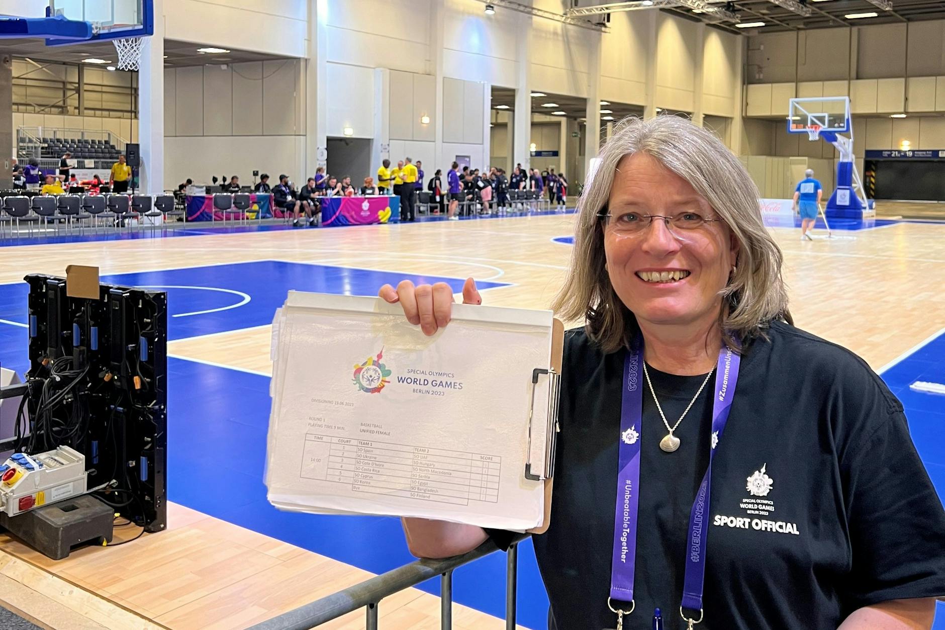 Erdmuthe Koppe ist die Leiterin der Gruppe Special Olympics von der Beruflichen Schule für Sozialwesen Pankow, die bei den Weltspielen als Volunteers im Einsatz sind.