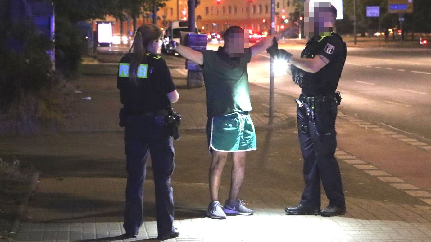 Beamte untersuchen einen der an der Auseinandersetzung Beteiligten.