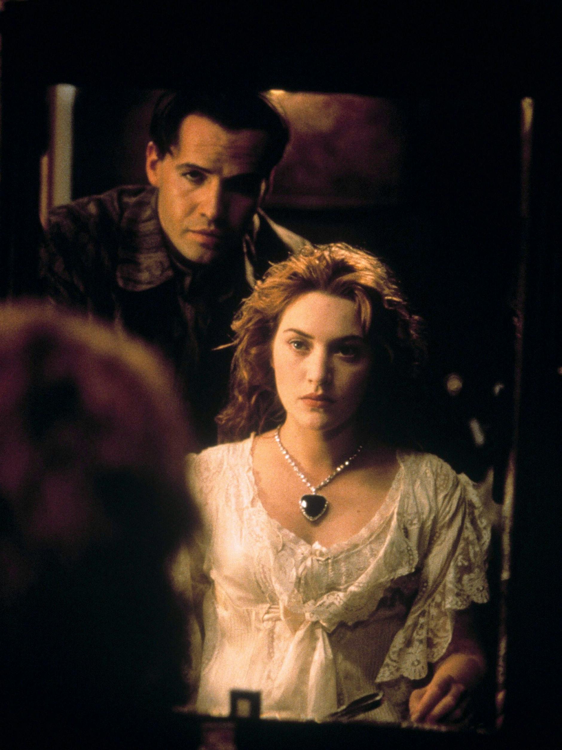 Caldon Hockley (Billy Zane) schenkt seiner Verlobten Rose Dewitt Bukater (Kate Winslet) auf der Titanic das Schmuckstück.
