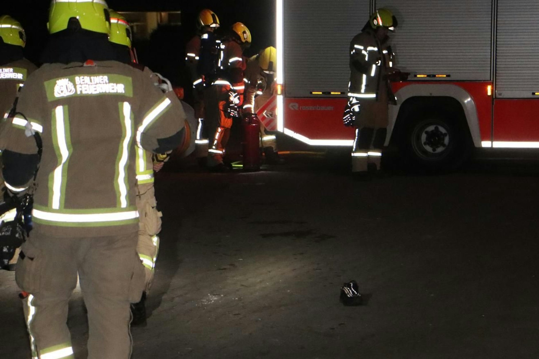 Wegen der Gefahrensituation mussten die Löscharbeiten an dem Hochhaus zwischenzeitlich pausiert werden.