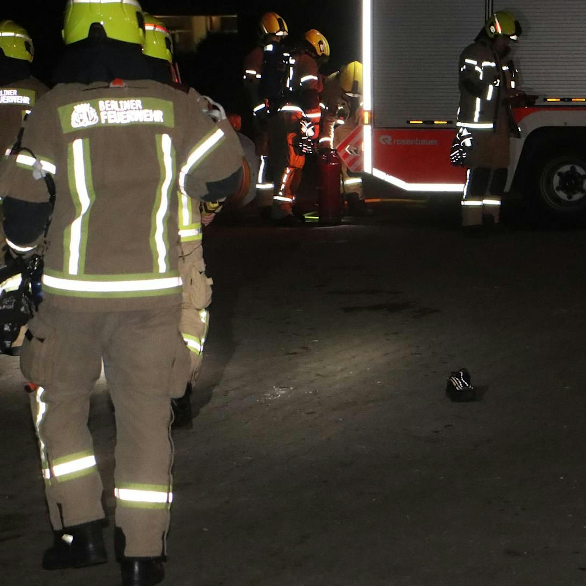 Feuerwehreinsatz in Berlin-Neukölln: Einsatzkräfte beim Löschen mit Schuh attackiert