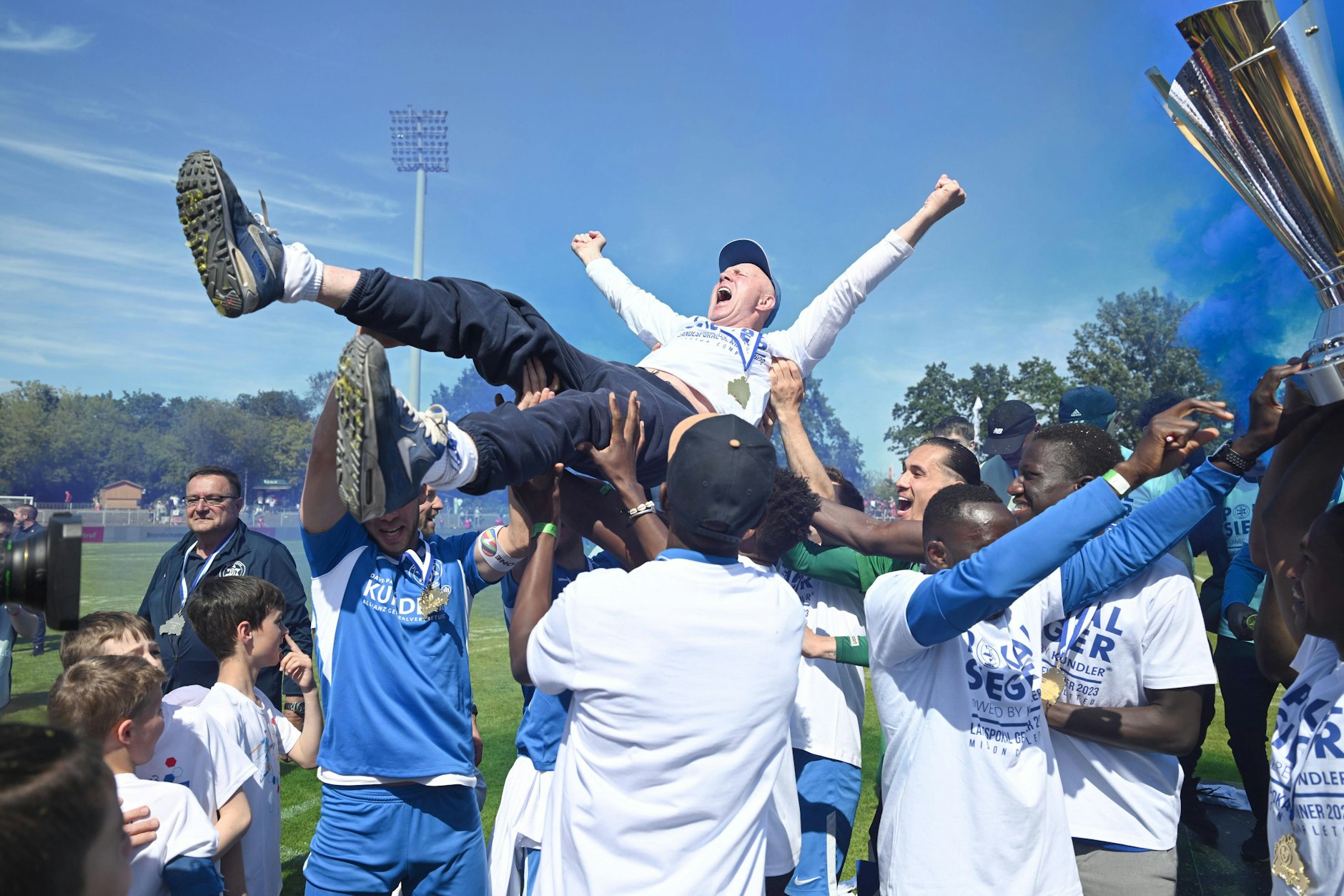 Als Berliner Landespokalsieger dürfen sich Trainer Wolfgang Sandhowe und TuS Makkabi Berlin in der ersten Runde des DFB-Pokals auf Bundesligist VfL Wolfsburg freuen.