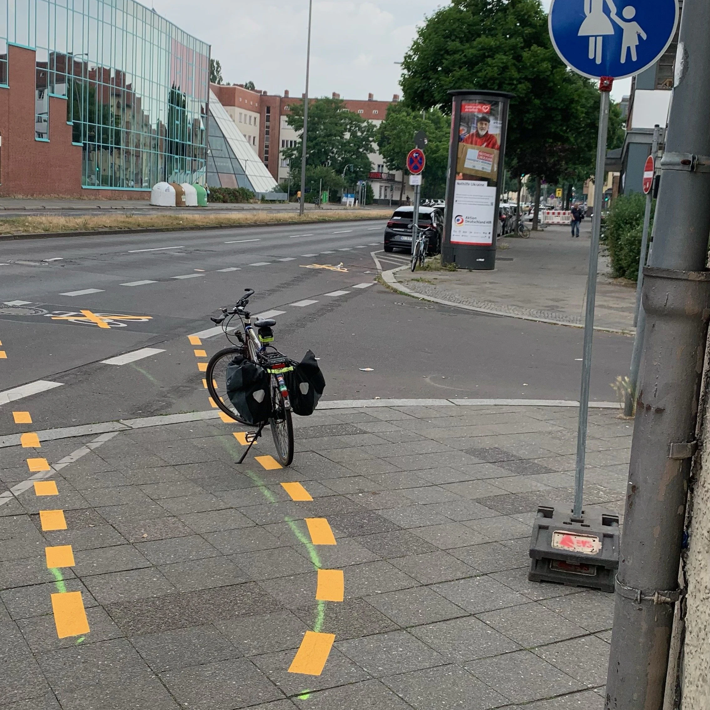 An der Ollenhauerstraße werden Radfahrer zum Teil auf den Gehweg geleitet. Autos dürfen weiterhin parken.